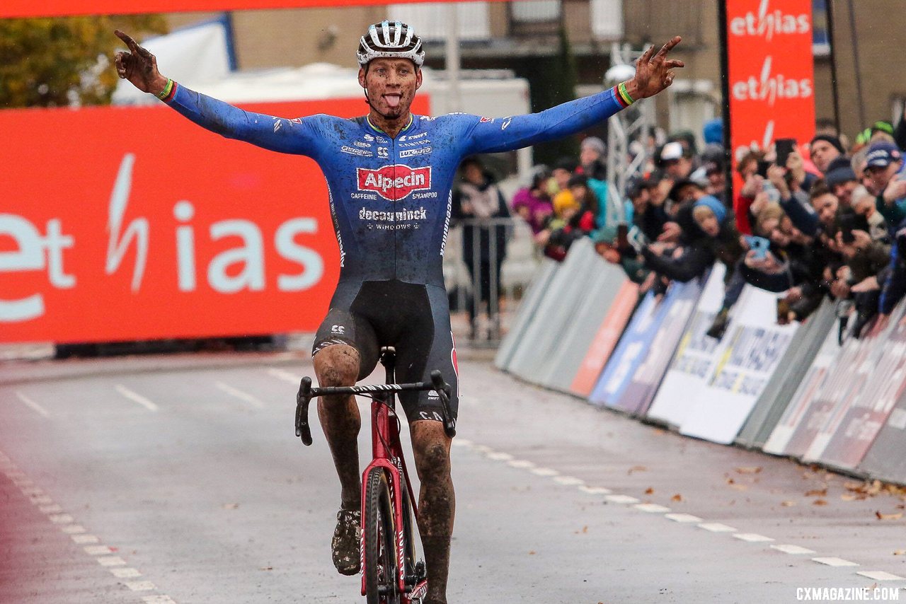Mathieu van der Poel made his return to cyclocross a winning one. 2022 UCI Cyclocross World Cup in Hulst. Elite Men. © B. Hazen / Cyclocross Magazine