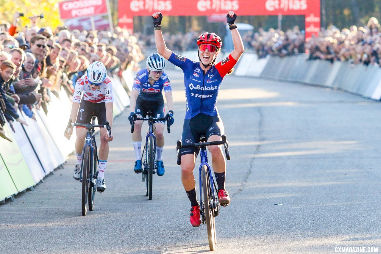 Van Anrooij won her first-ever World Cup. 2022 Beekse Bergen UCI Cyclocross Cup Elite Women. © B. Hazen / Cyclocross Magazine