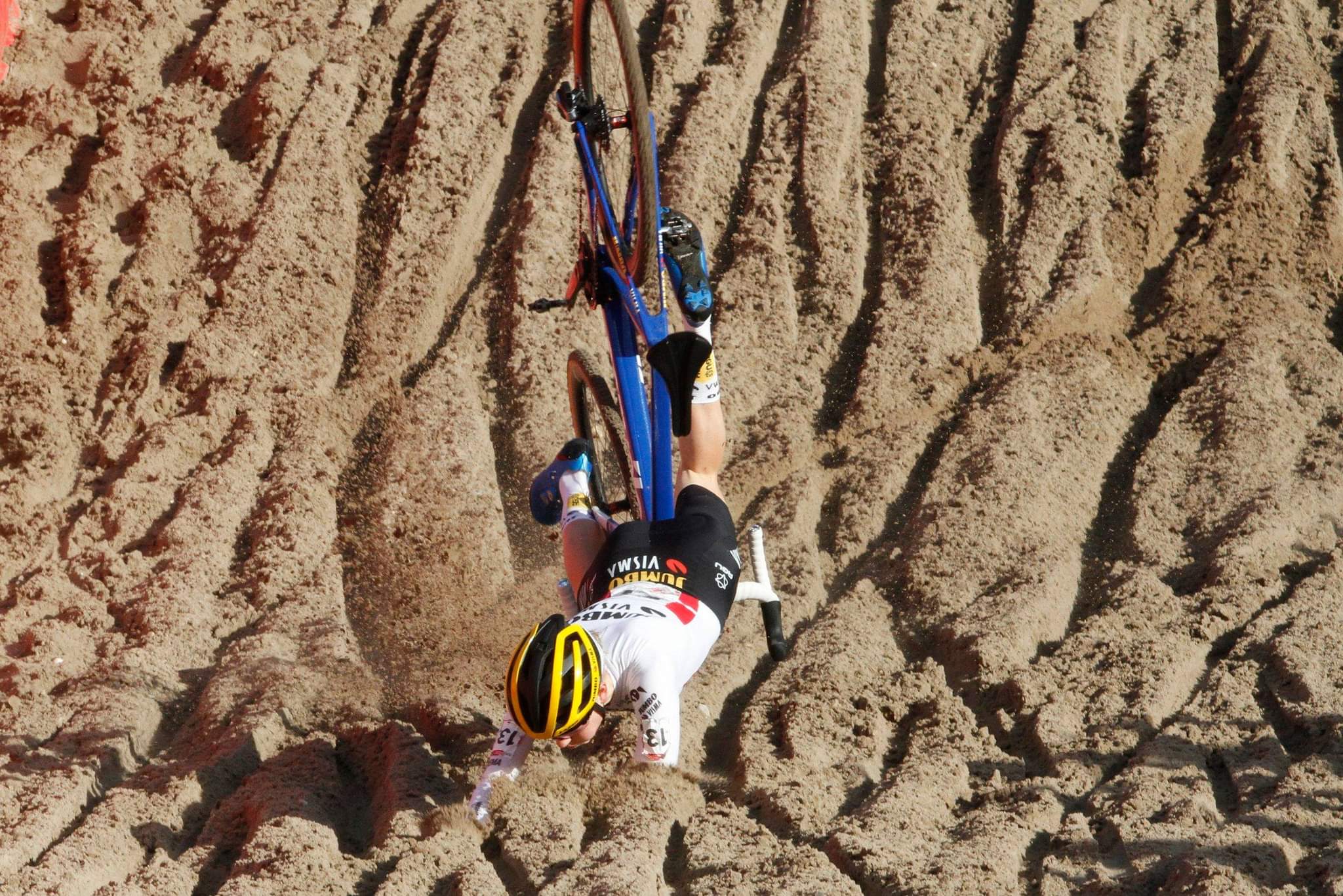 Fem van Empel had an early crash in the sand. She managed to catch back up and finish third. 2023 UCI World Cup Zonhoven, Elite Women © Chris Merriam / Cyclocross Magazine