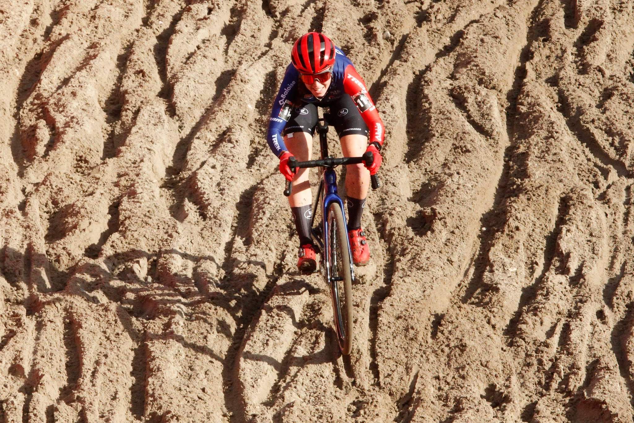 Shirin van Anrooij dominated the sand which lead to a solo race. 2023 UCI World Cup Zonhoven, Elite Women © Chris Merriam / Cyclocross Magazine