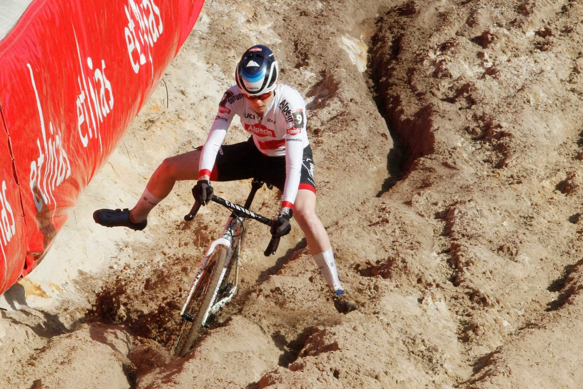 Puck Pieterse navigated the sand to second. 2023 UCI World Cup Zonhoven, Elite Women © Chris Merriam / Cyclocross Magazine