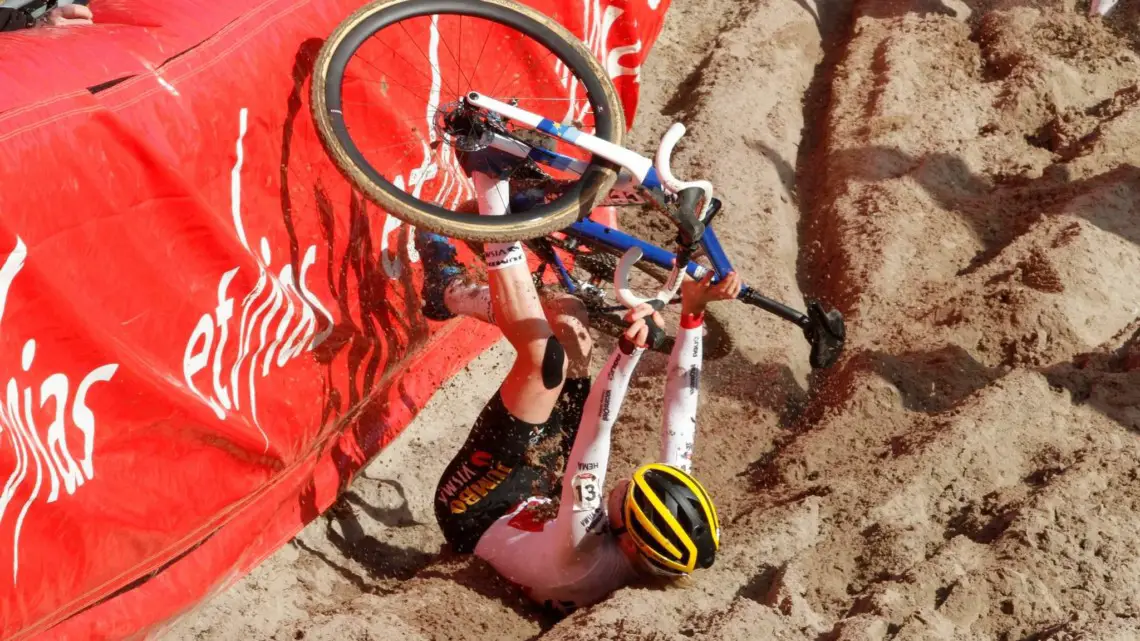 Fem van Empel had an early crash in the sand. She managed to catch back up and finish third. 2023 UCI World Cup Zonhoven, Elite Women © Chris Merriam / Cyclocross Magazine