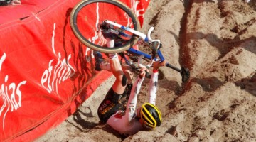 Fem van Empel had an early crash in the sand. She managed to catch back up and finish third. 2023 UCI World Cup Zonhoven, Elite Women © Chris Merriam / Cyclocross Magazine