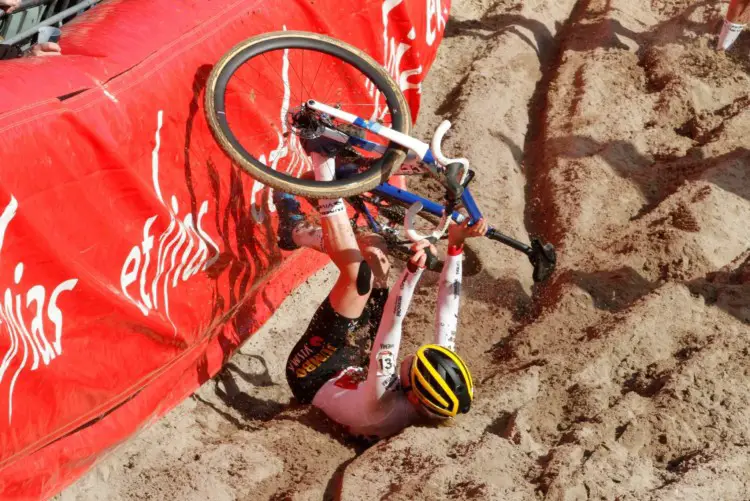 Fem van Empel had an early crash in the sand. She managed to catch back up and finish third. 2023 UCI World Cup Zonhoven, Elite Women © Chris Merriam / Cyclocross Magazine