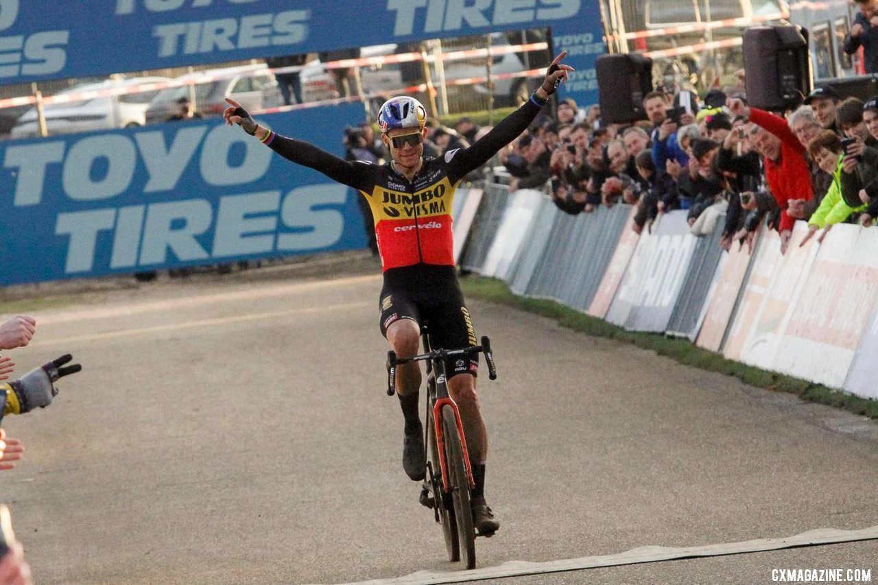 Wout van Aert rode a solo ride to victory. 2023 Zonhoven UCI Cyclocross World Cup, Elite Men. © B. Hazen / Cyclocross Magazine