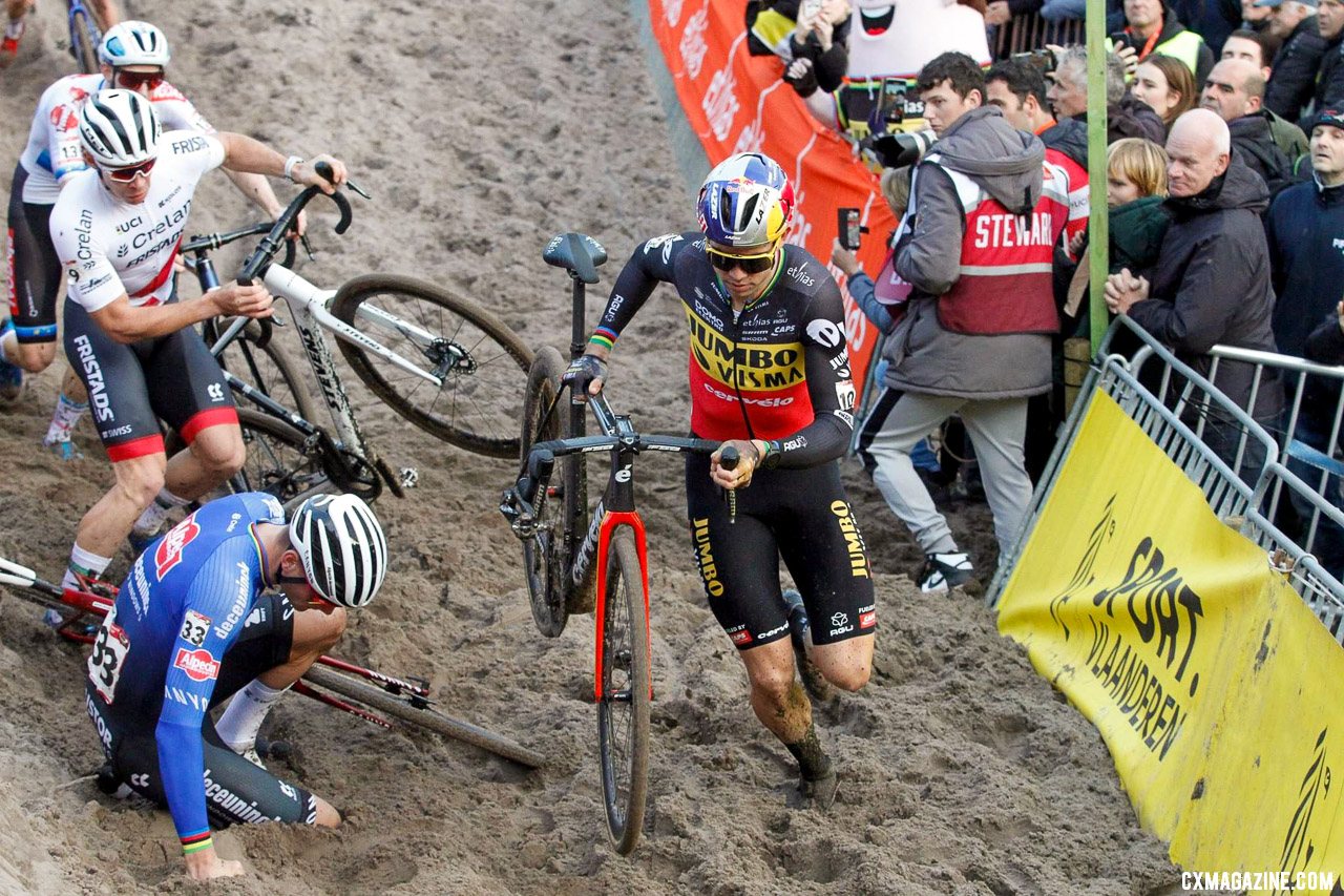 Mathieu van der Poel crash caused traffic in the sand. 2023 Zonhoven UCI Cyclocross World Cup, Elite Men. © B. Hazen / Cyclocross Magazine