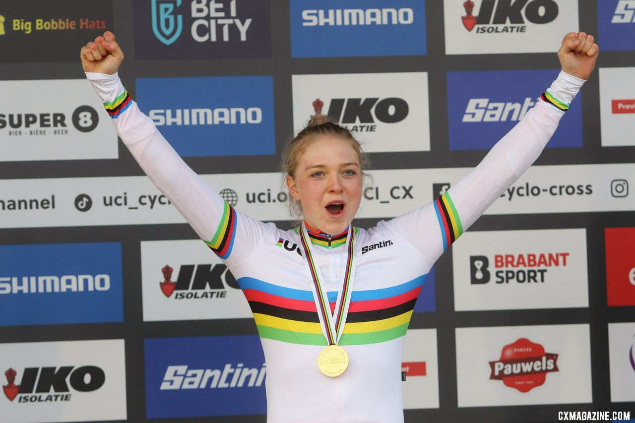 Fem van Empel takes the rainbow jersey. Elite Women. 2023 UCI Cyclocross World Championships, Hoogerheide. © B. Hazen / Cyclocross Magazine