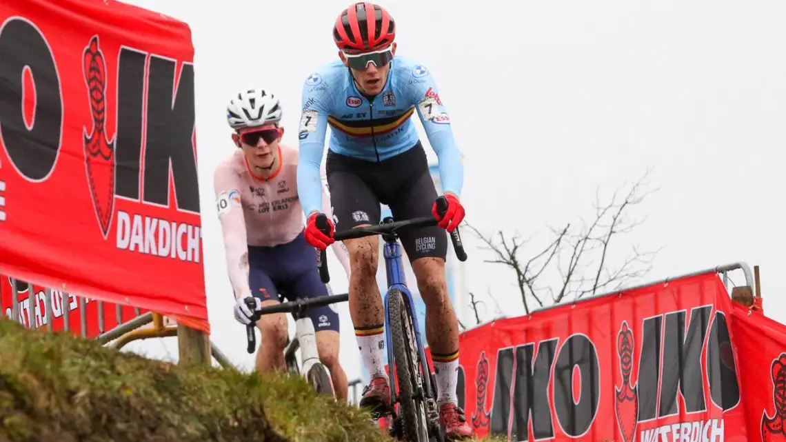 Nys and Del Crosso battle for the front early in the race. U23 Men, 2023 UCI Cyclocross World Championships, Hoogerheide. © B. Hazen / Cyclocross Magazine