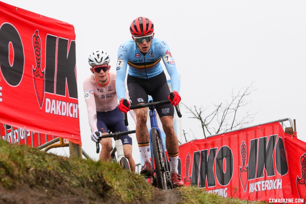 Nys and Del Grosso battle for the front early in the race. U23 Men, 2023 UCI Cyclocross World Championships, Hoogerheide. © B. Hazen / Cyclocross Magazine