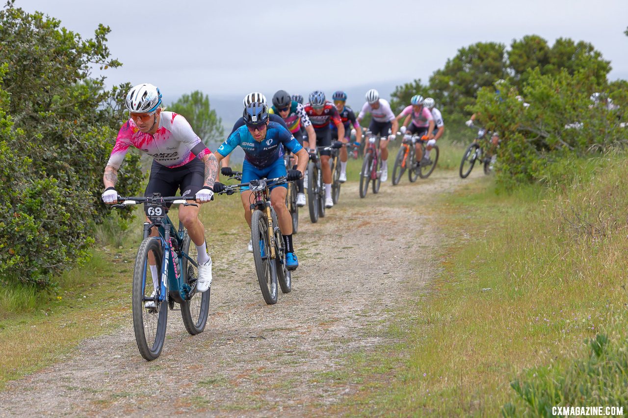 Keegan Swenson leads Alexey Vermeulen in the 2024 Fuego XL mountain bike race for the third time. Report and results. © John Silva / Cyclocross Magazine