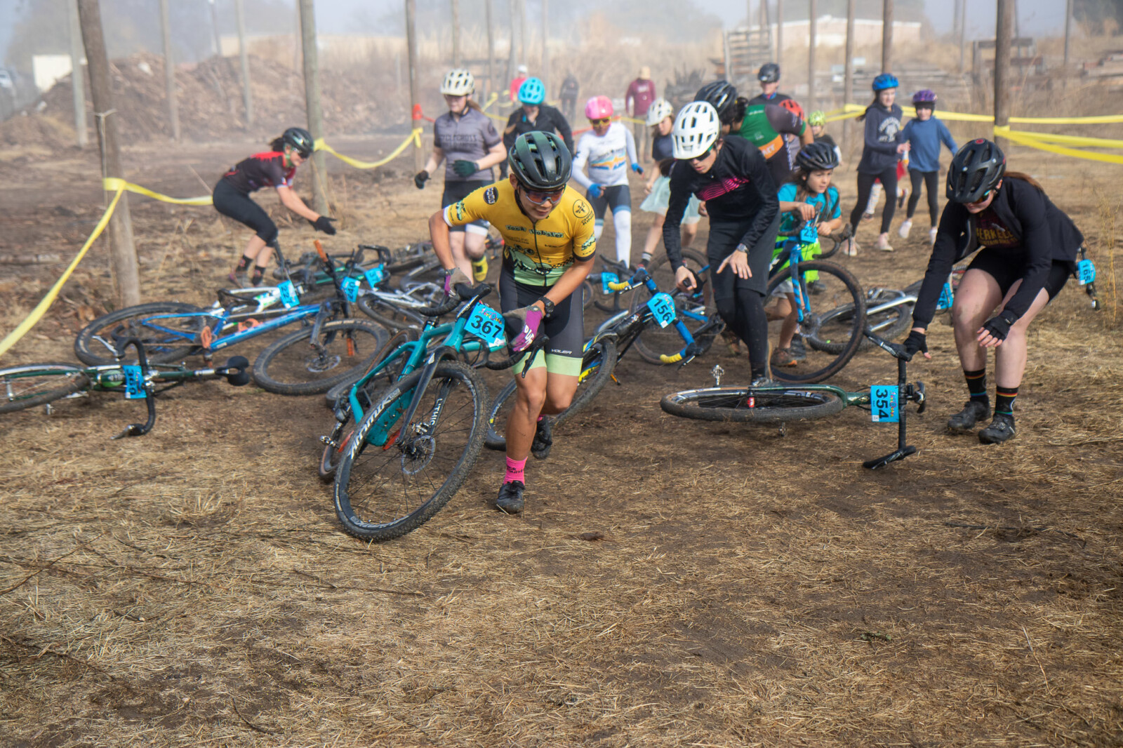 Juniors take on the Le Mans start of the 2024 Nutty Cross race. photo: Andrew Yee