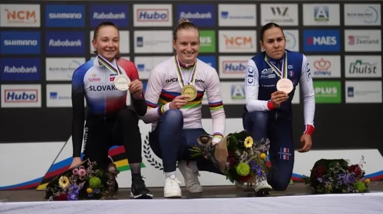 Women U23 Podium in Hulst 🌈 🥇 Leonie Bentveld 🇳🇱 🥈 Viktória Chladoňová 🇸🇰 🥉 Célia Gery 🇫🇷 photo: UCI