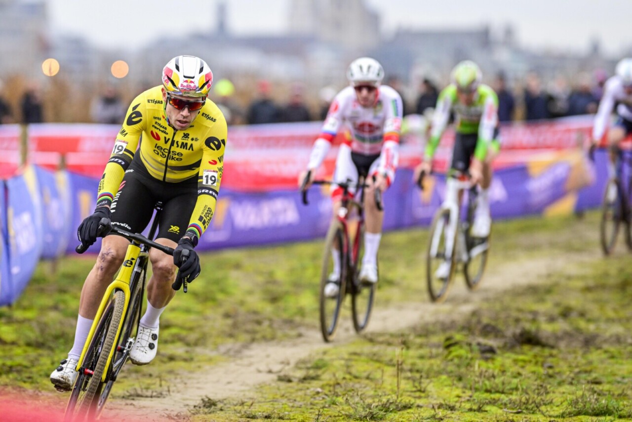 ANTWERPEN, BELGIUM - DECEMBER 20 : Van Aert Wout of Team Visma | Lease a Bike in action during the 5th leg of the Antwerpen UCI Cyclocross World Cup 2025-2026 a cyclocross race for Men Women on December 20, 2025 in Antwerpen, Belgium, 20/12/2025 - Photo by Peter De Voecht/ PN/ Cor Vos 2025