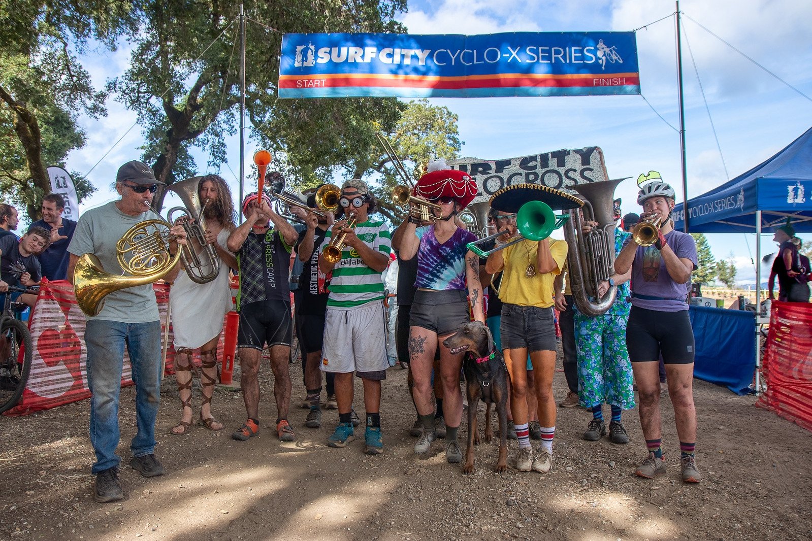 You would never guess, but with zero practice, the band kicks off the A race at Surf City with its piercing, memorable tunes. © Andrew Yee / Cyclocross Magazine